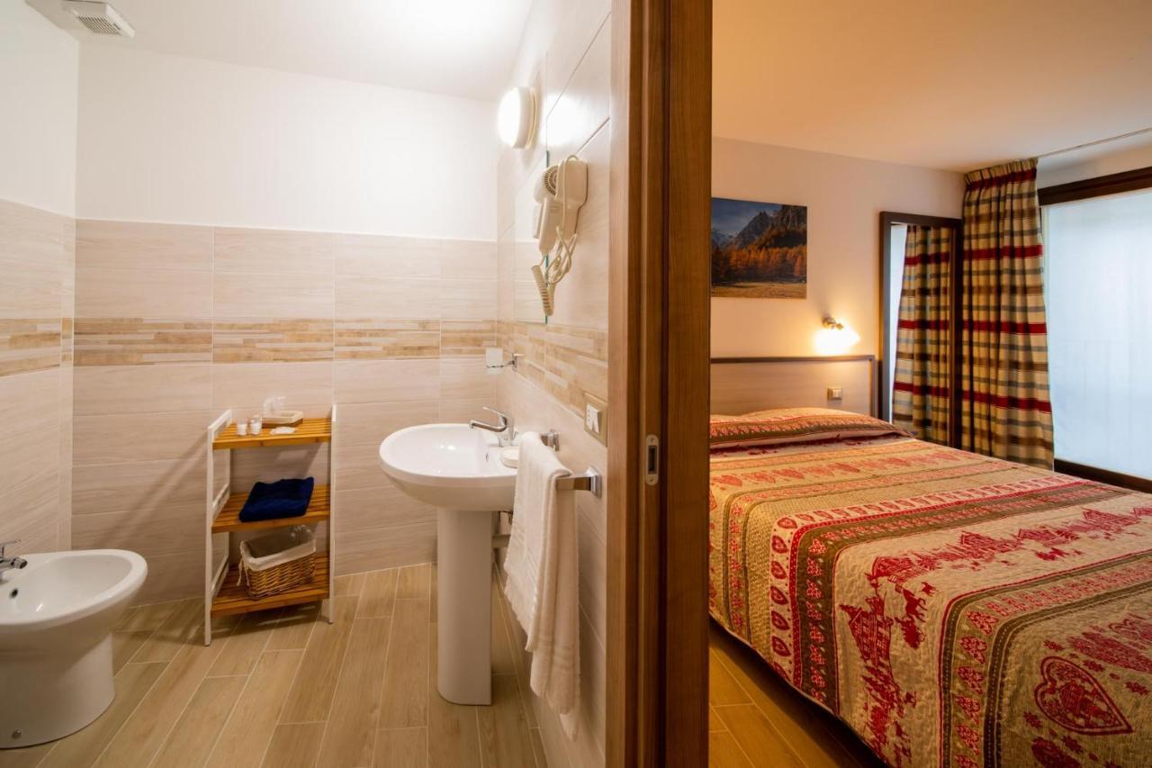Chambres D'Hotel A Rosy アオスタ エクステリア 写真