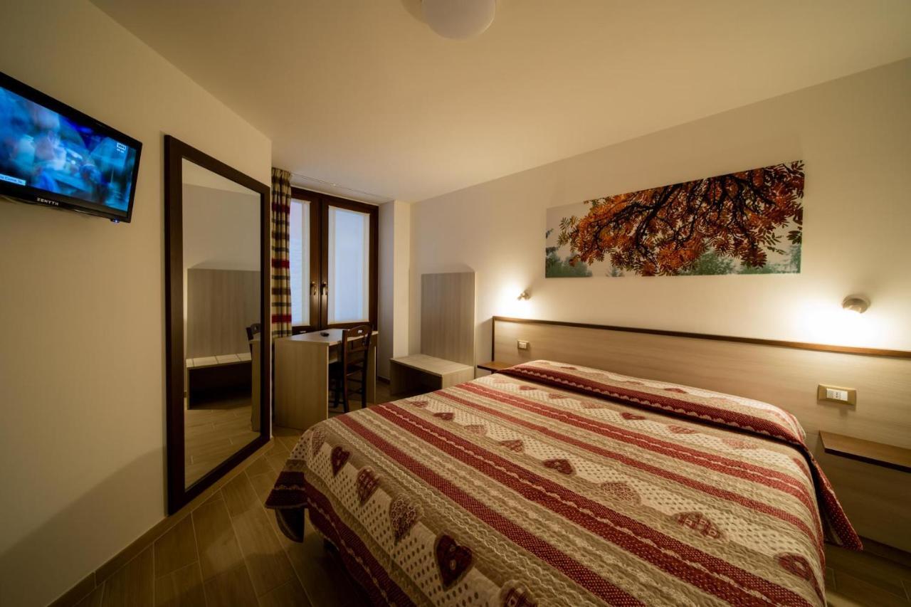 Chambres D'Hotel A Rosy アオスタ エクステリア 写真