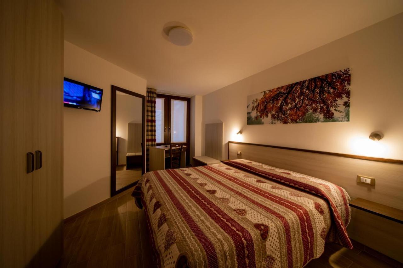 Chambres D'Hotel A Rosy アオスタ エクステリア 写真